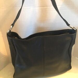 Classic Black Leather Shoulder Bag with Structured Design